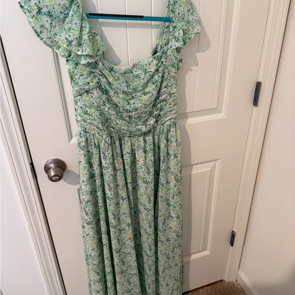 Astr Green Maxi Dress with Elegant Floral Design - Picture 3 of 5
